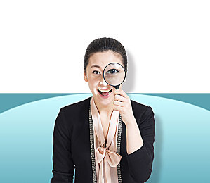 母女猜灯谜闹元宵：团圆灯谜乐，亲子传承韵