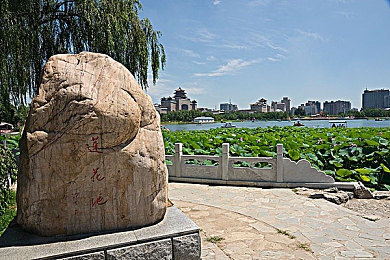 qq传媒隐藏入口在哪：揭秘QQ社交新奥秘：探寻隐藏功能，解锁彩蛋与动漫盛宴