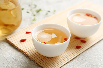 双人打扑克剧烈运动视频软件：扑克激战运动场，智慧健身两不误