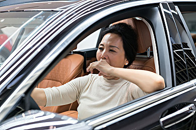 男人捅女人bb：街头悲剧：生死边缘，人性试炼