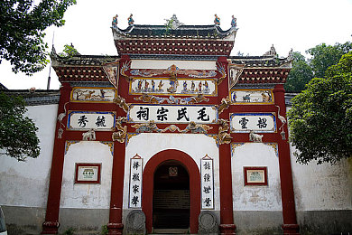 偷玩熟睡醉酒大学生壮男：校园风云：醉酒熟睡，手机成众矢之的