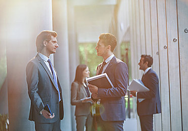 两个男同在床上做游戏：床边竞技引热议，社会观念变革下的价值引导思考-1