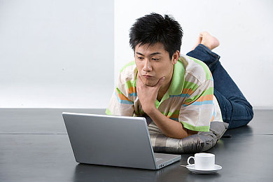 打扑克牌又疼又叫软件：革新扑克体验，＂又疼又叫＂游戏软件引领牌桌新风尚，助你挑战极限成为牌桌高手
