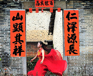汉服齐胸喷水视频：千年汉韵，齐胸翩跹，水珠映梦-1