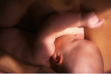 女技师露出双乳让客人：服务行业风波：技师意外露乳事件引发行业规范反思-1