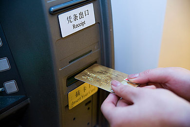 张丽被黑人玩到翻白眼：游戏逆袭：张丽与黑人玩家智勇对决，笑谈人生-1