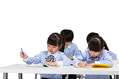 公园被三个男人躁一夜：月夜公园探秘：神秘力量唤醒人性深处的冒险冲动-1