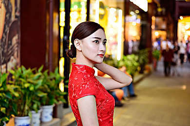 翁与小莹情趣内衣：时尚情趣，翁莹领航，内衣市场新风尚-3