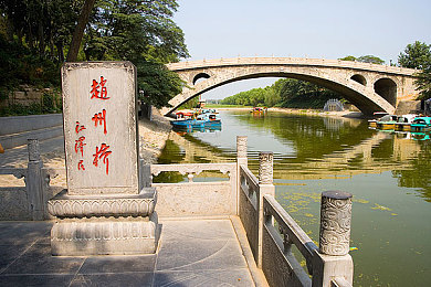 少妇在厨房与子伦：温馨厨房传家味，亲子互动筑幸福之家：一家人的温馨日常