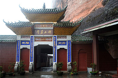 在床上打扑克的软件：“舒适床边，欢乐扑克，轻松畅玩‘床边乐园’”