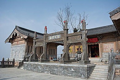 老旺和儿媳妇：温馨小镇，厨艺传承，共享幸福时光的家庭经营之旅