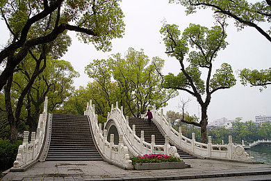 老师穿黑色高开叉旗袍可以吗：传承华服韵味，展现师者风采——职场旗袍新风尚
