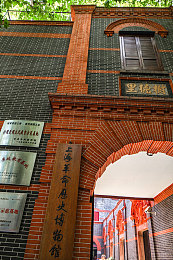 久这里只有精品：都市精品地标“久这里”：匠心独运，服务至上，打造都市购物新体验-2