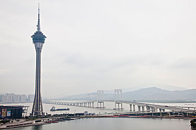 边揉美女胸边打扑克：“扑克场变味风波：道德失守，社会反思在行动”