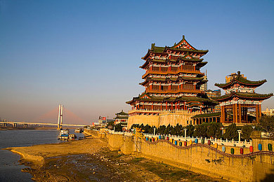 华晨宇表白关晓彤哭了：“乐坛才子真情告白，荧屏女神泪洒现场，娱乐圈真挚瞬间引热议”-1