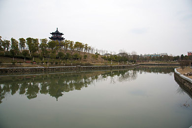 公园被三个男人躁一夜：月夜公园探秘：神秘力量唤醒人性深处的冒险冲动-2