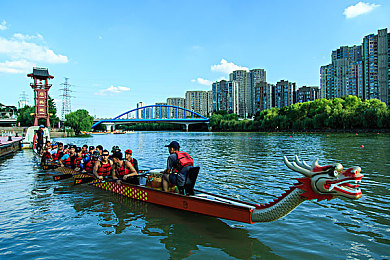 梦莹回乡扫墓并欢小说：寻根梦乡，传承书香——文化之旅，亲情共鸣