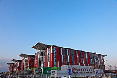 火箭少女流牛奶图片：牛奶奇观引发网络热议，创意艺术还是恶搞之举？-3