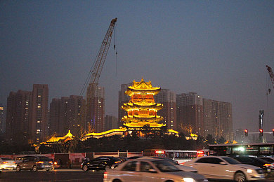亲吻还扔衣服的：街头奇观引热议：亲吻扔衣表演引发道德伦理大讨论-4