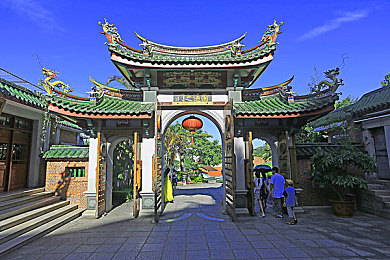 用妻子换银行职务作文800字：“夫妻职场交易风波：道德伦理边界何在？”-1