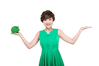 女生把筷子放到自己的定眼里：挑战视觉极限，趣味＂筷＂眼之旅，创意无限挑战等你来-2