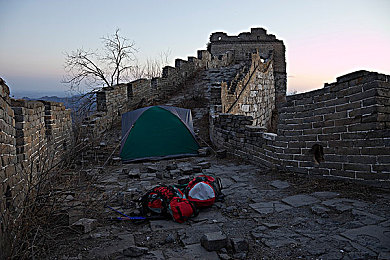 商务旅行女老板戴的帽子经典：时尚之巅，女企业家商务帽演绎职场新风尚-1