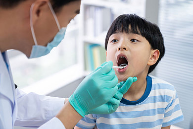 被敬老院8个老头吃奶：“敬老院温情互动：8位老人轮流喂奶，社会关爱呼唤更多温暖”-2