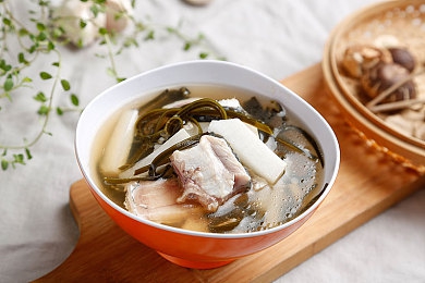 老师蹭在桌角上自慰：惊曝：某教师课堂不雅行为引发热议，教育道德再受质疑-3