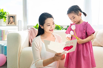华晨宇表白关晓彤哭了：“乐坛才子真情告白，荧屏女神泪洒现场，娱乐圈真挚瞬间引热议”-5