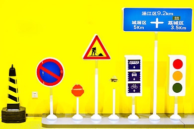 女人蹲下露出了毛毛：公共场合意外露隐私，文明礼仪再引热议-4