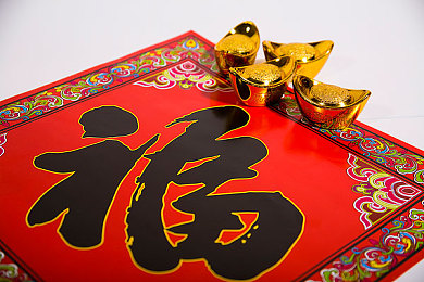 三个人对我又 又摸：“暖意流转，三情相抚：感悟生活点滴关怀之美”-3