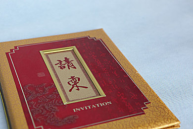双人床上打扑克又疼又叫：床战扑克欢乐无限，友谊牌技共度时光-5